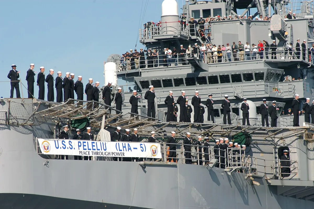 Bemanning aangetreden aan de reling van een marineschip