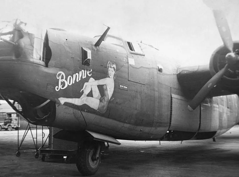 Neus van een bommenwerper met een geschilderde pin-up en een naam erop